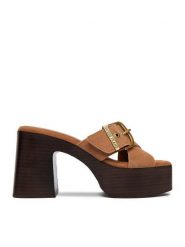 Guess Jeans Klapki CEO-JD421-3 Brązowy. Brązowe klapki Guess Jeans, z aplikacjami, z jeansu, bez obcasa, bez zapięcia. Za 329.99 zł.