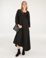Czarna sukienka midi. Czarne sukienki Unisono, s, z aplikacjami, z bawełny, bez kołnierzyka, bez ramiączek, midi. Za 239.00 zł.