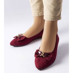 Bordowe balerinki ze szpiczastym noskiem Jetté czerwone. Czerwone baleriny z aplikacjami, ze skóry ekologicznej, eleganckie, ze szpiczastym noskiem, bez obcasa, na płaskiej podeszwie, bez zapięcia. Za 89.18 zł.