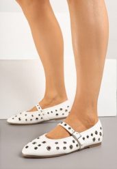 Białe Balerinki Ozdobione Nitami i Paskiem Finilitia. Białe baleriny Born2be, z aplikacjami, eleganckie, bez obcasa, bez zapięcia. Za 79.99 zł.