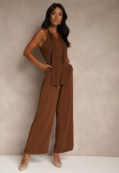 Brązowy Kombinezon Wide Leg z Ozdobnym Wiązaniem przy Szyi Silelia. Brązowe sukienki Renee, na co dzień, l, bez wzorów, eleganckie, bez kołnierzyka, bez ramiączek, kopertowe. W wyprzedaży za 111.99 zł.