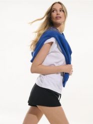 Dresowe szorty basic - czarny. Czarne szorty sportowe Sinsay, bez wzorów, z dresówki. W wyprzedaży za 5.99 zł.