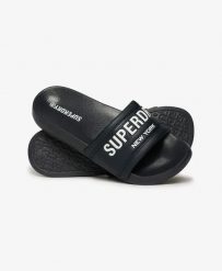 Superdry City Luxe Pool Sliders - klapki z wyściełanym paskiem – EBONY. Brązowe klapki Superdry, bez wzorów, z poliesteru, klasyczne, bez obcasa, bez zapięcia. Za 87.60 zł.