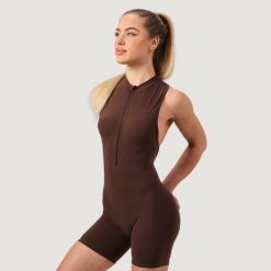 Kombinezon damski fitness z zamkiem bez rękawów Zip-Up NEO Mocha. Brązowe kombinezony GYMBEAM, l, bez wzorów, z dresówki, bez kołnierzyka, bez ramiączek. Za 153.90 zł.