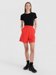 4F Spodenki dresowe damskie - czerwone M. Czerwone szorty 4f, bez wzorów, z bawełny, sportowe. W wyprzedaży za 59.99 zł.