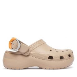Klapki Crocs. Brązowe klapki Crocs, bez wzorów, bez obcasa, bez zapięcia. Za 269.99 zł.