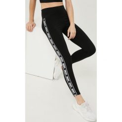 Dkny legginsy damskie kolor czarny z nadrukiem. Czarne legginsy DKNY, bez wzorów. Za 349.99 zł.