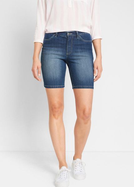 Bermudy jeansowe ze średnim stanem. Niebieskie jeansy bonprix, na lato, bez wzorów, z jeansu. Za 79.99 zł.