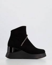 CZARNE BOTKI NA KOTURNIE 2281358 BLACK. Czarne botki Venezia, bez wzorów, ze skóry, bez obcasa, na koturnie, bez zapięcia. Za 399.00 zł.
