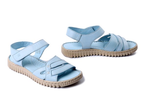 MANITU 910145-55 hellblau, sandały damskie. Niebieskie sandały Manitu, bez wzorów, ze skóry, bez obcasa, bez zapięcia. Za 284.90 zł.