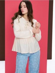 Bluzka z ozdobnymi falbanami - kremowy. Białe bluzki Sinsay, l, bez wzorów, bez kołnierzyka, bez ramiączek. Za 29.99 zł.