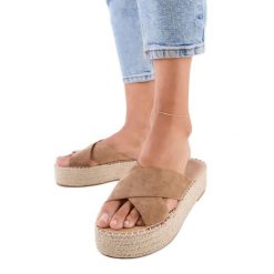 Brązowe klapki espadryle z paskami na platformie. Brązowe espadryle bez wzorów, ze skóry, casualowe, z okrągłym noskiem, bez obcasa, na platformie. Za 109.71 zł.