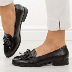 Czarne półbuty damskie M.Daszyński 25113-2. Czarne półbuty wsuwane M.Daszyński, na jesień, z aplikacjami, z materiału, biznesowe, bez obcasa, na płaskiej podeszwie. Za 179.00 zł.