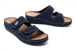 TAMARIS 27510-28 805 navy, klapki damskie. Niebieskie klapki Tamaris, bez wzorów, ze skóry, bez obcasa, na koturnie, bez zapięcia. Za 199.90 zł.