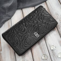 Czarny portfel damski ze skóry naturalnej w kwiaty Paolo Peruzzi AL-13-BL. Czarne portfele PAOLO PERUZZI, bez wzorów, ze skóry. Za 89.00 zł.