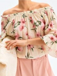 Wiskozowa bluzka z falbankami w kwiaty - wielobarwny. Bluzki Sinsay, l, bez wzorów, z wiskozy, bez kołnierzyka, bez ramiączek. Za 39.99 zł.