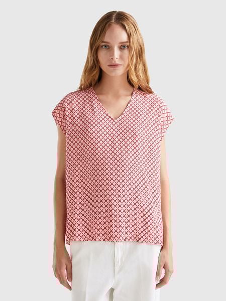 Benetton Bluzka w kolorze jasnoróżowo-czerwonym rozmiar: S. Czerwone bluzki Benetton, s, bez wzorów, z wiskozy, bez kołnierzyka, bez ramiączek. Za 65.69 zł.