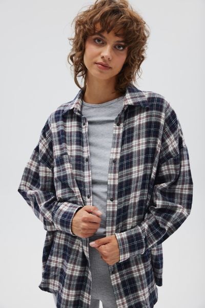 Koszula typu oversize w kratę GRANATOWO CZERWONĄ - RENO. Czerwone koszule Marsala, m, bez wzorów, z bawełny, klasyczne, bez kołnierzyka, bez ramiączek. Za 329.90 zł.