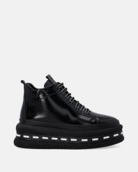 LAKIEROWANE BOTKI W SPORTOWYM STYLU L016PABLOBB033. Botki Venezia, bez wzorów, z lakierowanej skóry, sportowe, bez obcasa, bez zapięcia. Za 399.00 zł.