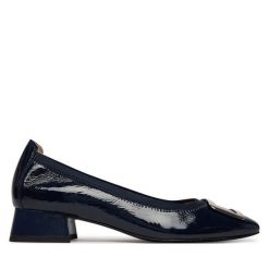 Czółenka Caprice. Niebieskie czółenka Caprice, bez wzorów, bez obcasa, bez zapięcia. Za 379.99 zł.