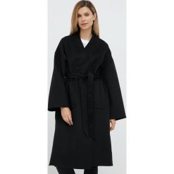 Silvian Heach płaszcz wełniany kolor czarny przejściowy oversize. Czarne płaszcze Silvian Heach, bez wzorów, z wełny, bez kaptura. Za 1,269.90 zł.