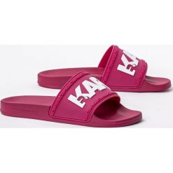 Klapki damskie różowe Karl Lagerfeld Kondo Logo Slide. Czerwone klapki KARL LAGERFELD, bez wzorów, klasyczne, bez obcasa, bez zapięcia. Za 419.00 zł.