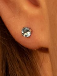 L instant d Or Złote kolczyki-wkrętki "Puces Topaze bleue" z topazami rozmiar: onesize. Niebieskie kolczyki L instant d Or, z topazem, złote. Za 252.99 zł.