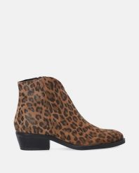 BEŻOWE KOWBOJKI Z PRINTEM L001LEBROBB093. Brązowe botki Venezia, bez wzorów, ze skóry, bez obcasa, bez zapięcia. Za 489.00 zł.