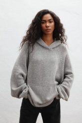 Sweter z kapturem typu oversize w kolorze GREY - LAFFI-UNI. Szare swetry Marsala, uniwersalny, bez wzorów, z jeansu, boho, bez ramiączek. Za 589.90 zł.