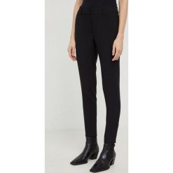 Bruuns Bazaar spodnie damskie kolor czarny dopasowane high waist. Czarne spodnie materiałowe Bruuns Bazaar, bez wzorów, z materiału, z podwyższonym stanem. Za 459.99 zł.
