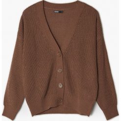 Ciemnobrązowy kardigan - Brązowy. Brązowe swetry Cropp, l, bez wzorów, z bawełny, bez ramiączek. Za 79.99 zł.