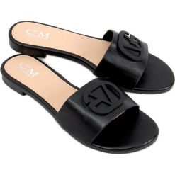 Klapki damskie Scilla Black czarne. Czarne klapki INNA MARKA, z aplikacjami, z materiału, casualowe, bez obcasa, na płaskiej podeszwie, bez zapięcia. Za 99.60 zł.