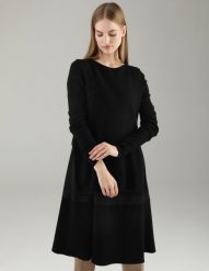CZARNA SUKIENKA ZE SWETREM. Czarne sukienki Unisono, uniwersalny, bez wzorów, z materiału, bez kołnierzyka, bez ramiączek, rozkloszowane. Za 329.00 zł.