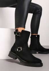 Czarne Botki z Ekozamszu ze Stylowymi Klamrami i Paseczkami przy Cholewce Nevalune. Czarne botki Renee, bez wzorów, z jeansu, eleganckie, z okrągłym noskiem, bez obcasa, na płaskiej podeszwie, bez zapięcia. W wyprzedaży za 80.49 zł.