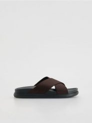 Klapki z imitacji zamszu - ciemnobrązowy. Brązowe klapki Reserved, bez wzorów, bez obcasa, bez zapięcia. Za 59.99 zł.