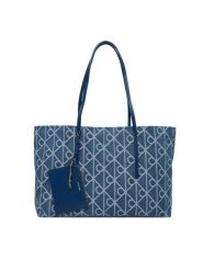 Calvin Klein Torebka Emblem Aop Denim Tote W/ Pouch LV04F3428G Niebieski. Niebieskie shopper bag Calvin Klein, bez wzorów, z denimu, bez dodatków. Za 649.99 zł.