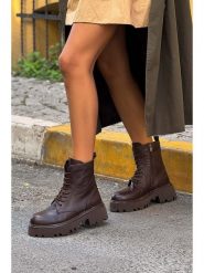 Trendyol Skórzane botki w kolorze brązowym rozmiar: 39. Brązowe botki Trendyol, bez wzorów, bez obcasa, bez zapięcia. Za 317.62 zł.