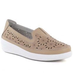 Skórzane półbuty damskie komfortowe ażurowe beżowe Evento 6849. Brązowe półbuty wsuwane eVento, w ażurowe wzory, ze skóry, bez obcasa. Za 129.99 zł.
