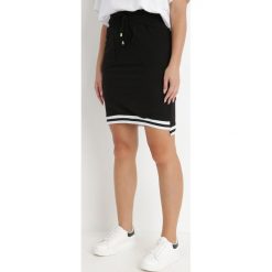 Czarna Spódnica Rhenon. Czarne spódnice Born2be, s, z aplikacjami, z dresówki, sportowe, midi, dopasowane. W wyprzedaży za 95.99 zł.