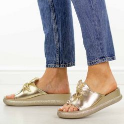 Złote klapki damskie na platformie Potocki 43366. Żółte klapki POTOCKI, bez wzorów, ze skóry, eleganckie, bez obcasa, na platformie, bez zapięcia. Za 169.00 zł.