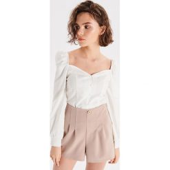 Bluzka z dekoltem w kształcie serca - Biały. Bluzki marki Cropp. Za 69.99 zł.