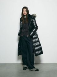 Puchowa kurtka z kapturem - czarny. Czarne kurtki Reserved, l, bez wzorów, z puchu, z kapturem. Za 599.99 zł.