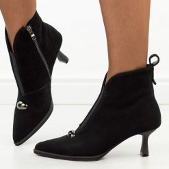 Czarne skórzane botki damskie T.Sokolski 281. Czarne botki Sokolski, z aplikacjami, z dzianiny, eleganckie, bez obcasa, na szpilce, bez zapięcia. Za 369.00 zł.