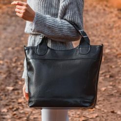 Torebka skórzana elegancki kuferek DAN-A T195 czarna. Czarne torebki klasyczne DAN-A, bez wzorów, ze skóry, biznesowe, bez dodatków. Za 399.99 zł.