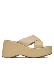 DeeZee Klapki F22067-4 Beżowy. Brązowe klapki DeeZee, bez wzorów, z materiału, bez obcasa, bez zapięcia. Za 139.99 zł.