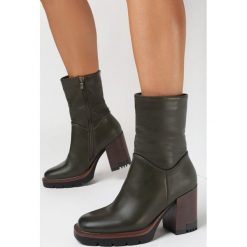 Zielone Botki na Słupku Tannaz. Zielone botki Born2be, bez wzorów, za kostkę, bez obcasa, na obcasie, bez zapięcia. W wyprzedaży za 139.99 zł.