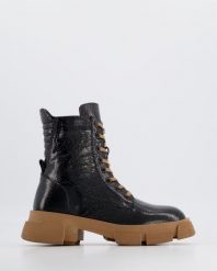 LAKIEROWANE BOTKI DAMSKIE 10023 BLACK. Czarne botki Venezia, bez wzorów, z lakierowanej skóry, bez obcasa, bez zapięcia. Za 319.00 zł.