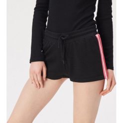 Dresowe szorty z wysokim stanem - Czarny. Szorty sportowe marki Sinsay. Za 39.99 zł.