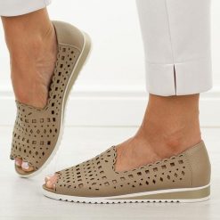 Beżowe skórzane półbuty damskie M.Daszyński Ol27-2. Brązowe półbuty wsuwane M.Daszyński, na lato, w ażurowe wzory, ze skóry, casualowe, z otwartym noskiem, bez obcasa, na płaskiej podeszwie. W wyprzedaży za 197.10 zł.