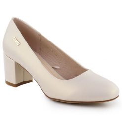 Czółenka na słupku perłowe beżowe Sergio Leone PB178. Białe czółenka Sergio Leone, bez wzorów, ze skóry ekologicznej, bez obcasa, na słupku, bez zapięcia. Za 119.99 zł.